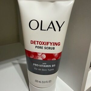 NWT Olay Detoxifying Pore Scrub for all skin types
